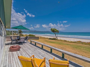 Beachfront Hideaway - Matarangi Holiday Home